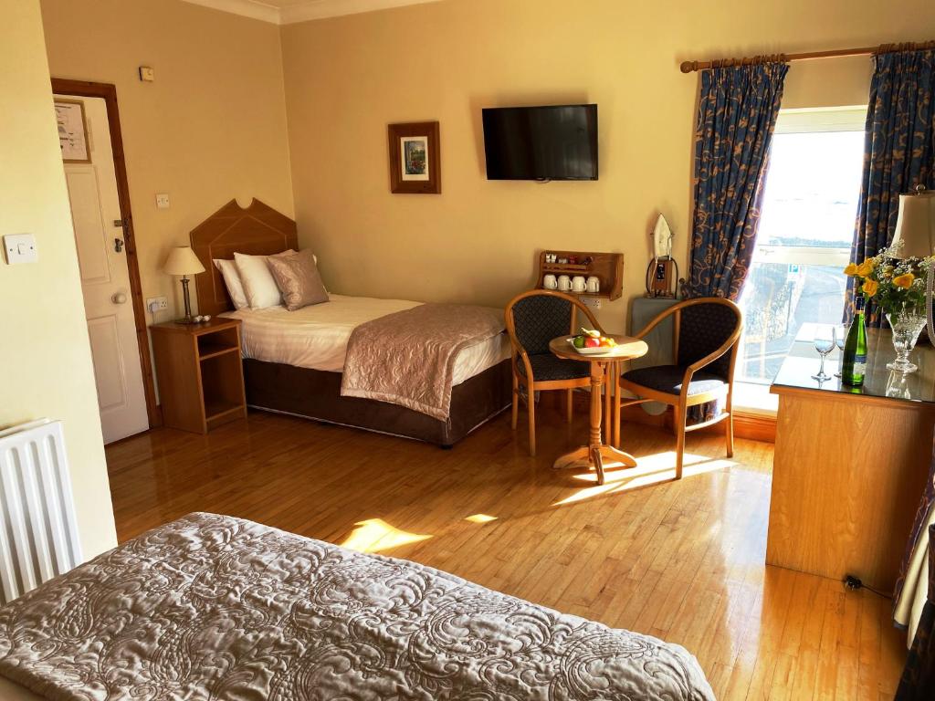 Postel nebo postele na pokoji v ubytování O'Shea's Hotel