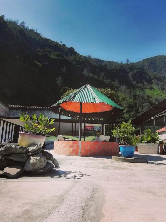 Nespecifikovaný výhled na hory nebo výhled na hory při pohledu z hostelu