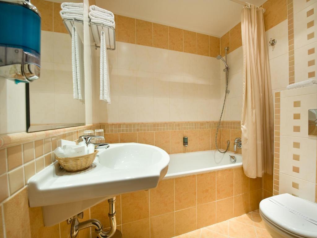 Koupelna v ubytování EA Hotel Rokoko