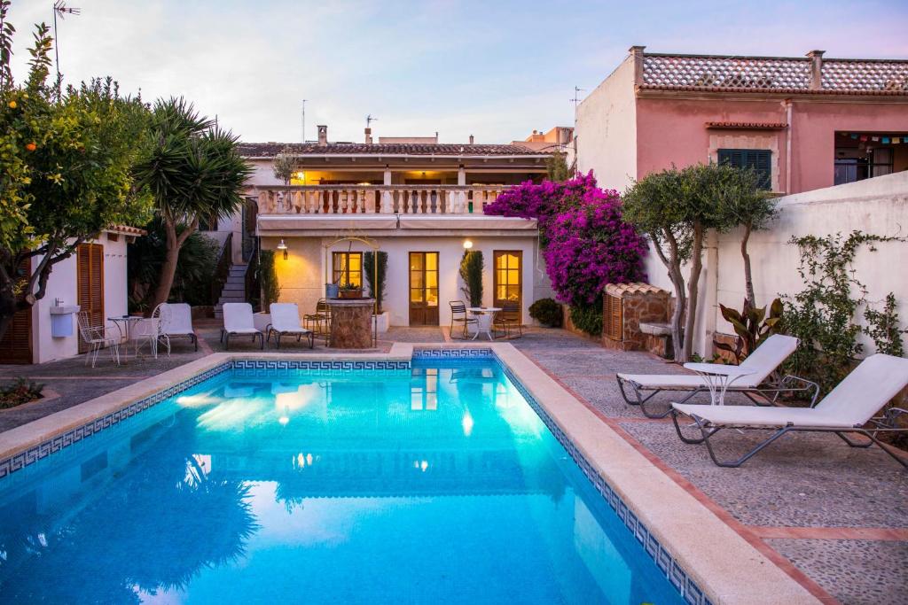 The swimming pool at or close to Villa Sant Josep