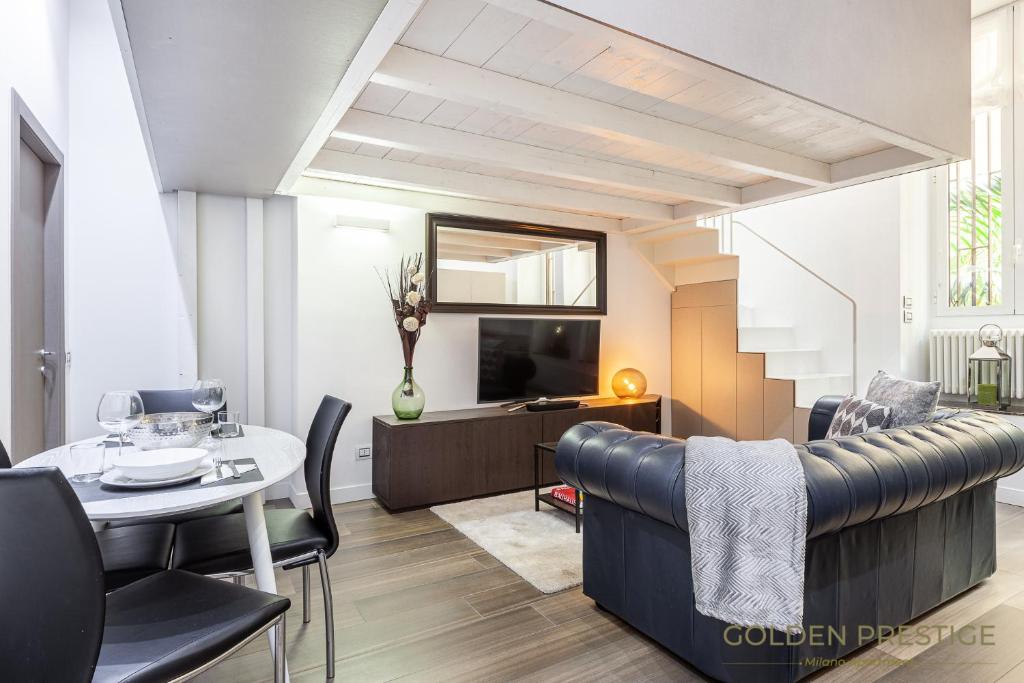 米蘭的住宿－金色威望公寓，客厅配有沙发和桌子