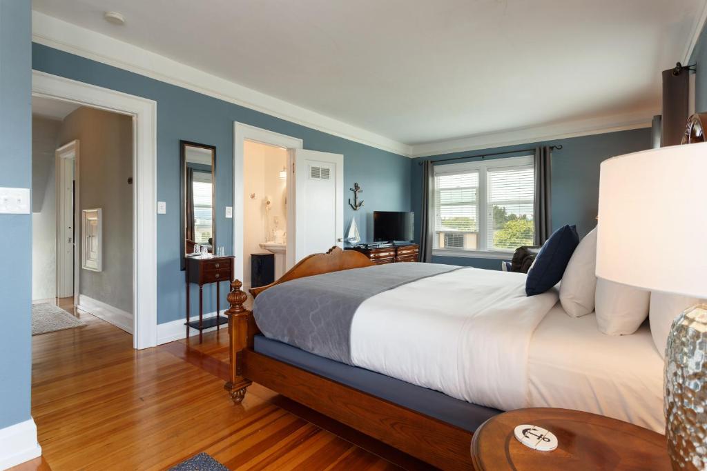 Postel nebo postele na pokoji v ubytování Nantucket Inn - Anacortes