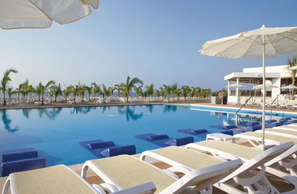 Bazén v ubytování Riu Playa Blanca - All Inclusive nebo v jeho okolí