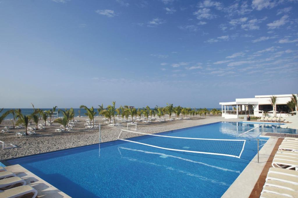 Bazén v ubytování Riu Playa Blanca - All Inclusive nebo v jeho okolí