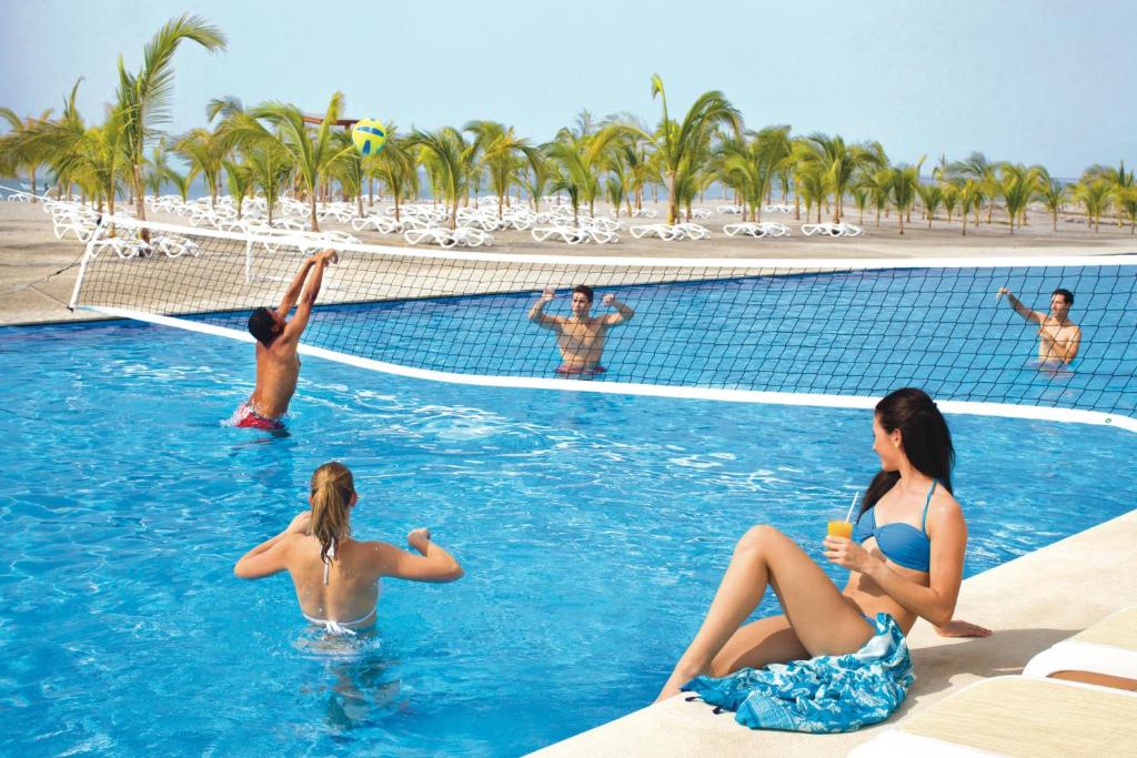 Bazén v ubytování Riu Playa Blanca - All Inclusive nebo v jeho okolí