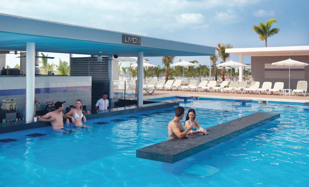Bazén v ubytování Riu Playa Blanca - All Inclusive nebo v jeho okolí