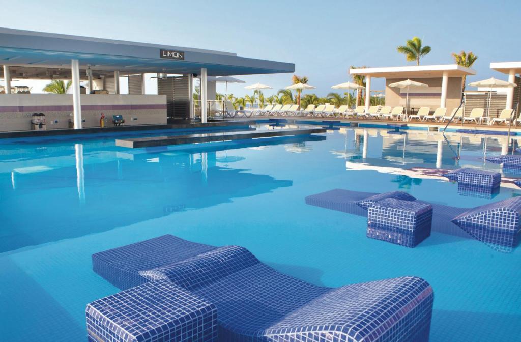 Bazén v ubytování Riu Playa Blanca - All Inclusive nebo v jeho okolí