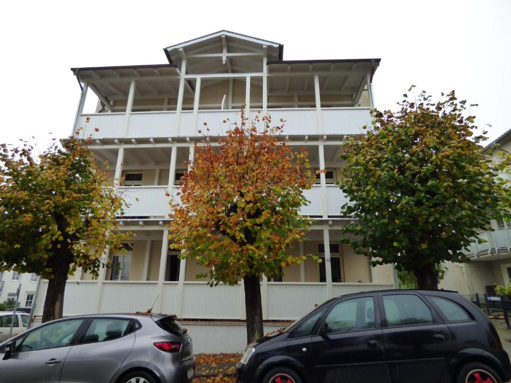 zwei Autos vor einem Gebäude geparkt in der Unterkunft "Villa Loni" Ferienwohnung 7 in Ostseebad Sellin