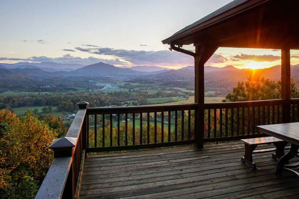 - Terraza con mesa y vistas a las montañas en Smoky Mountain Retreat with Hot Tub, Arcade Games en Pigeon Forge