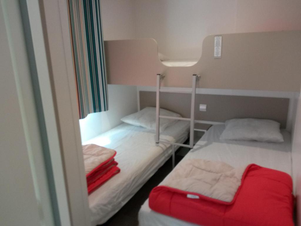 Postel nebo postele na pokoji v ubytování Camping TIKITI
