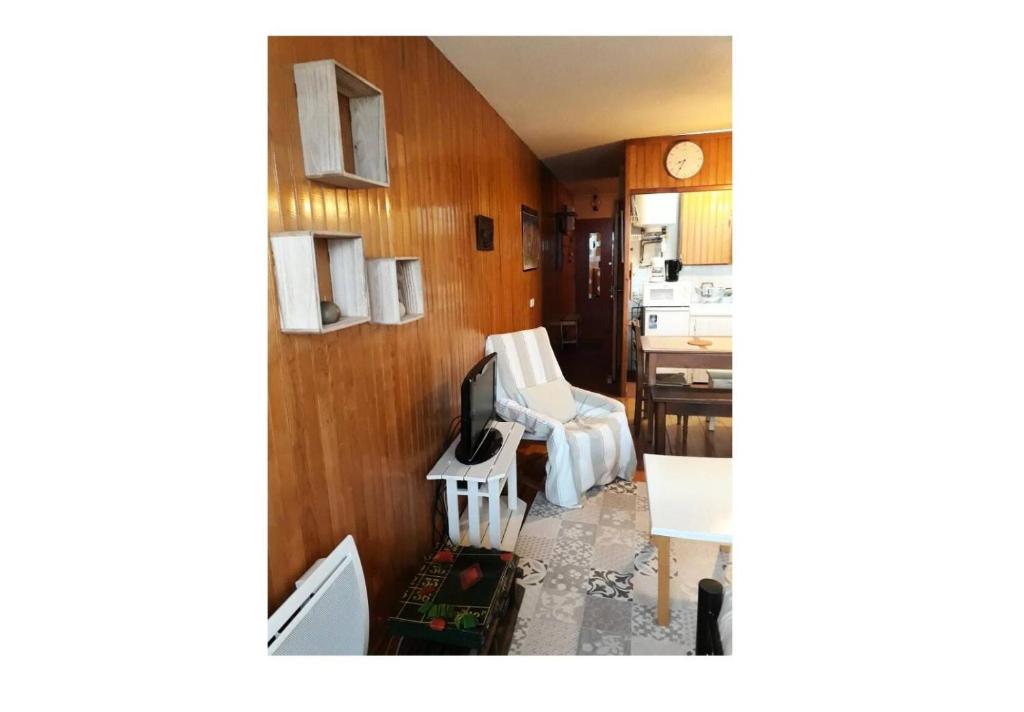 uma vista para uma sala de estar e uma cozinha em Residence Bellevue - maeva Home em Orcières