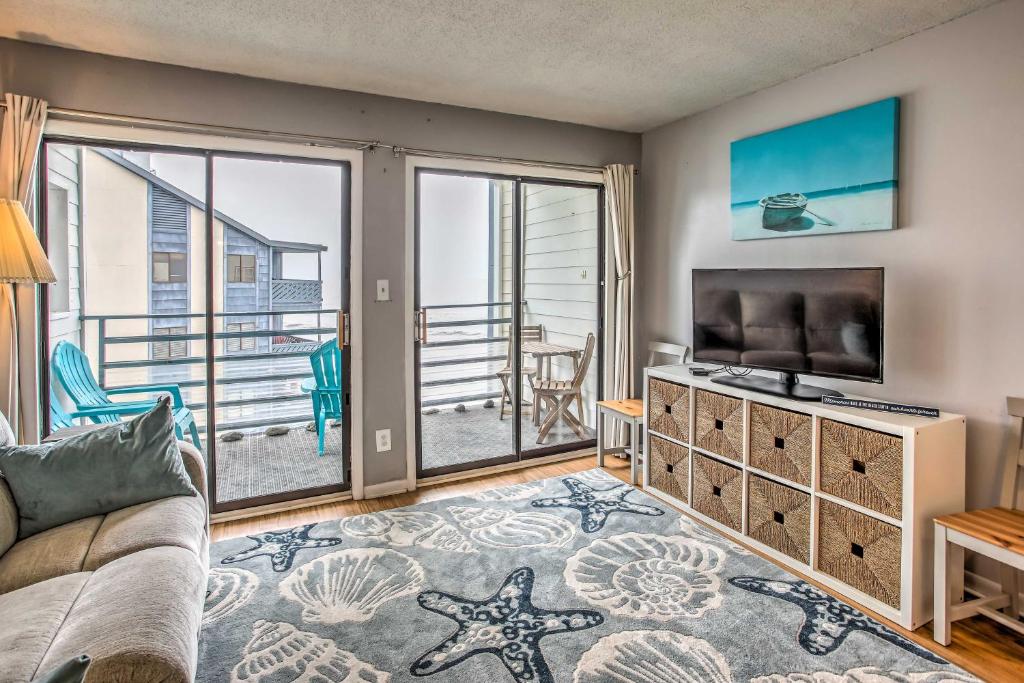 ein Wohnzimmer mit einem Sofa und einem TV in der Unterkunft Cozy Beachfront Condo with WiFi, Views and Pool Access in Myrtle Beach