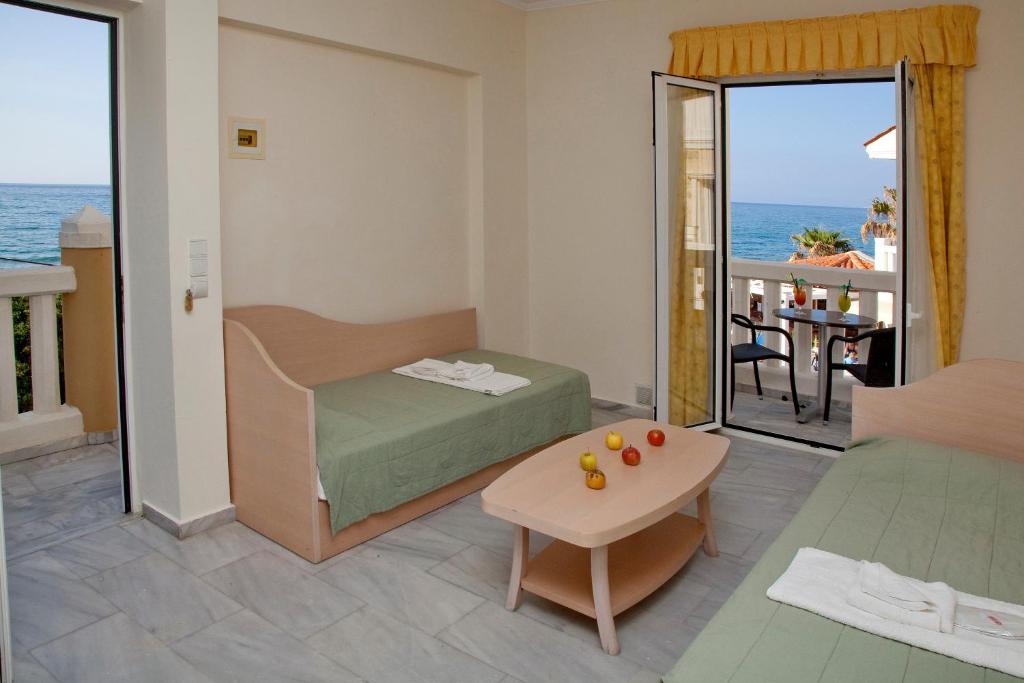 Postel nebo postele na pokoji v ubytování Jo An Beach Hotel