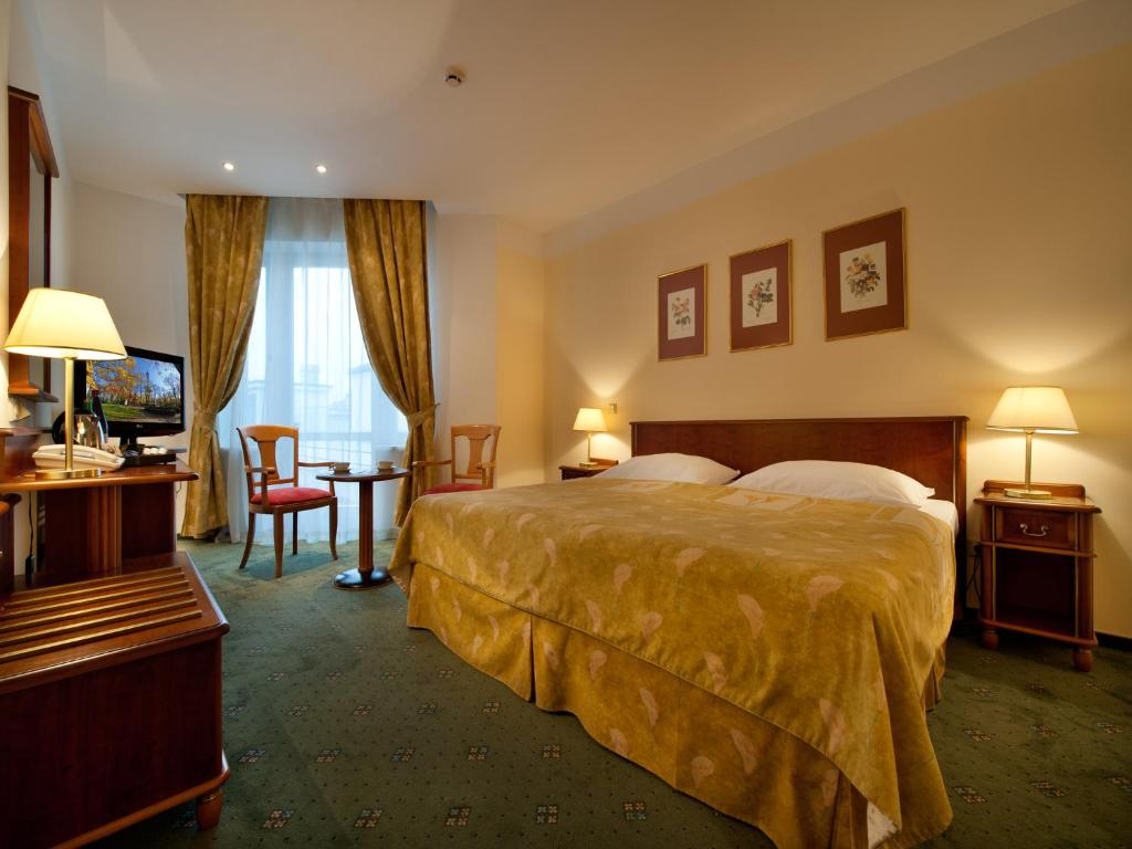 Postel nebo postele na pokoji v ubytování EA Hotel Rokoko