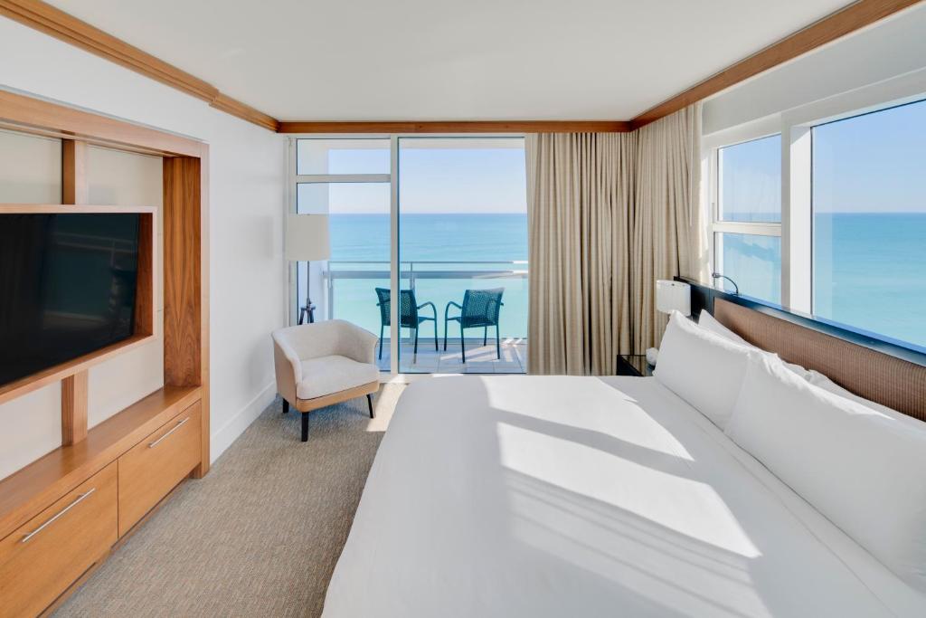 Postel nebo postele na pokoji v ubytování Carillon Miami Wellness Resort
