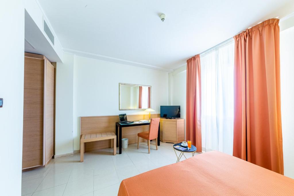 Televízia a/alebo spoločenská miestnosť v ubytovaní Hotel Le Torri