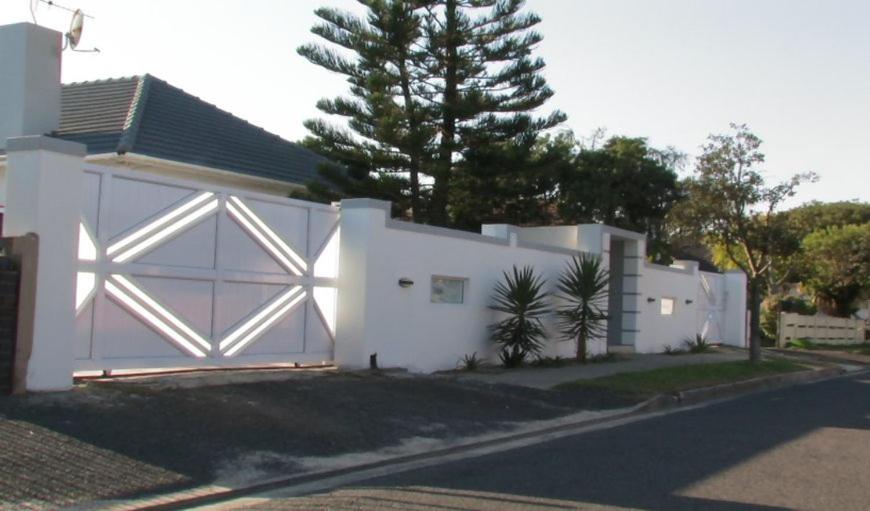 een wit huis met een grote witte garage bij Bonani B & B in Kaapstad