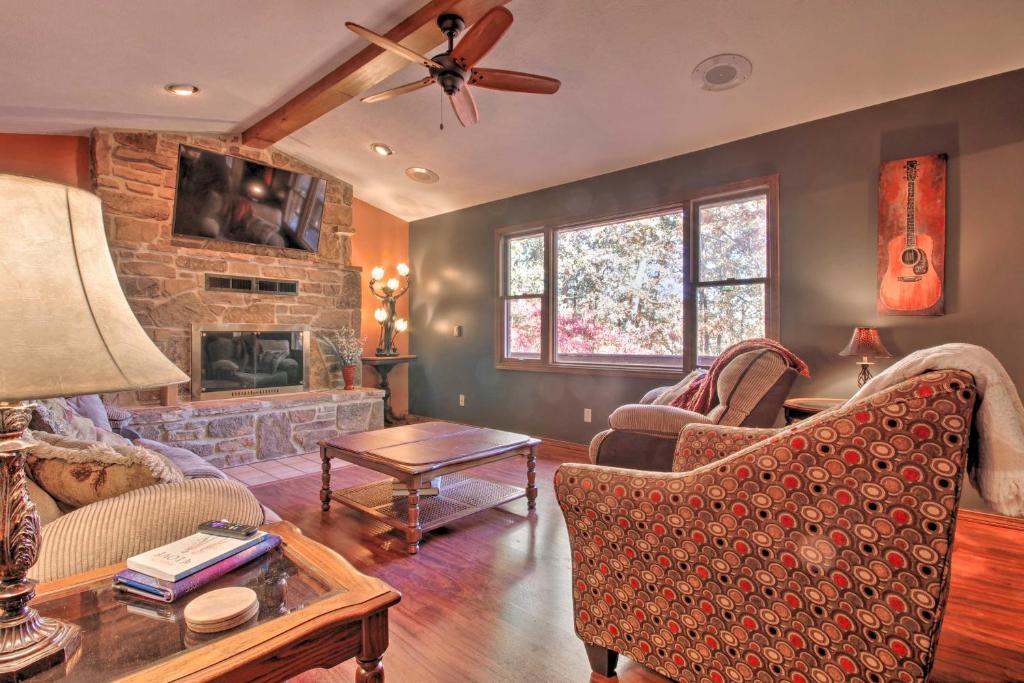 Spacious Getaway with Game Room and Norfork Lake View!, Mountain Home