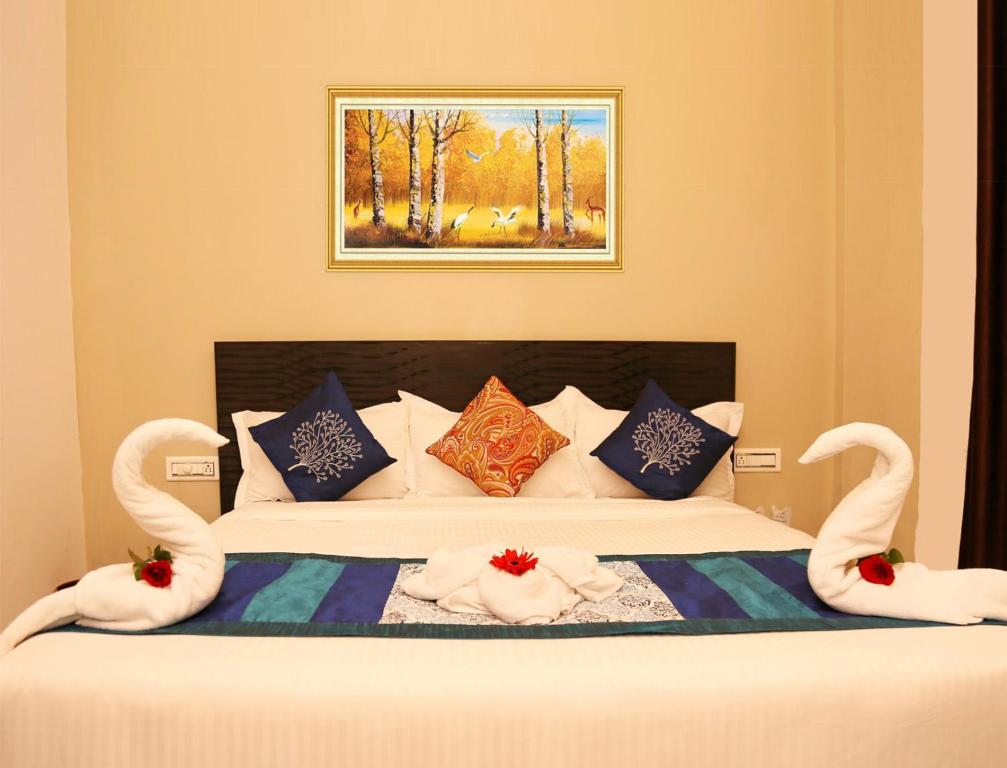 Un dormitorio con una cama con toallas de cisne. en Hotel Ace Plaza, en Udaipur