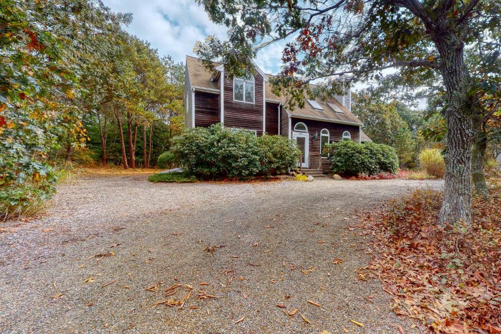 uma casa com uma entrada de cascalho em frente em Dodgers Hole em Edgartown