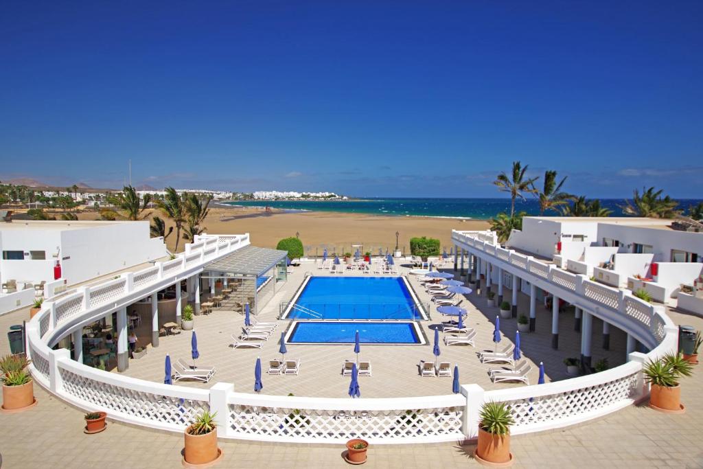 een luchtzicht op een resort met een zwembad bij Hotel Las Costas in Puerto del Carmen