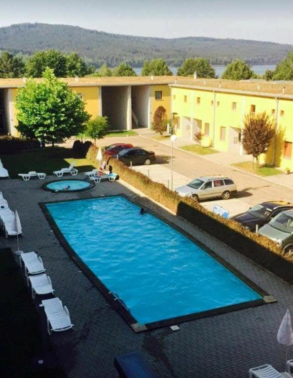 Bazén v ubytování Apartmán v arealu Doky Lipno nebo v jeho okolí