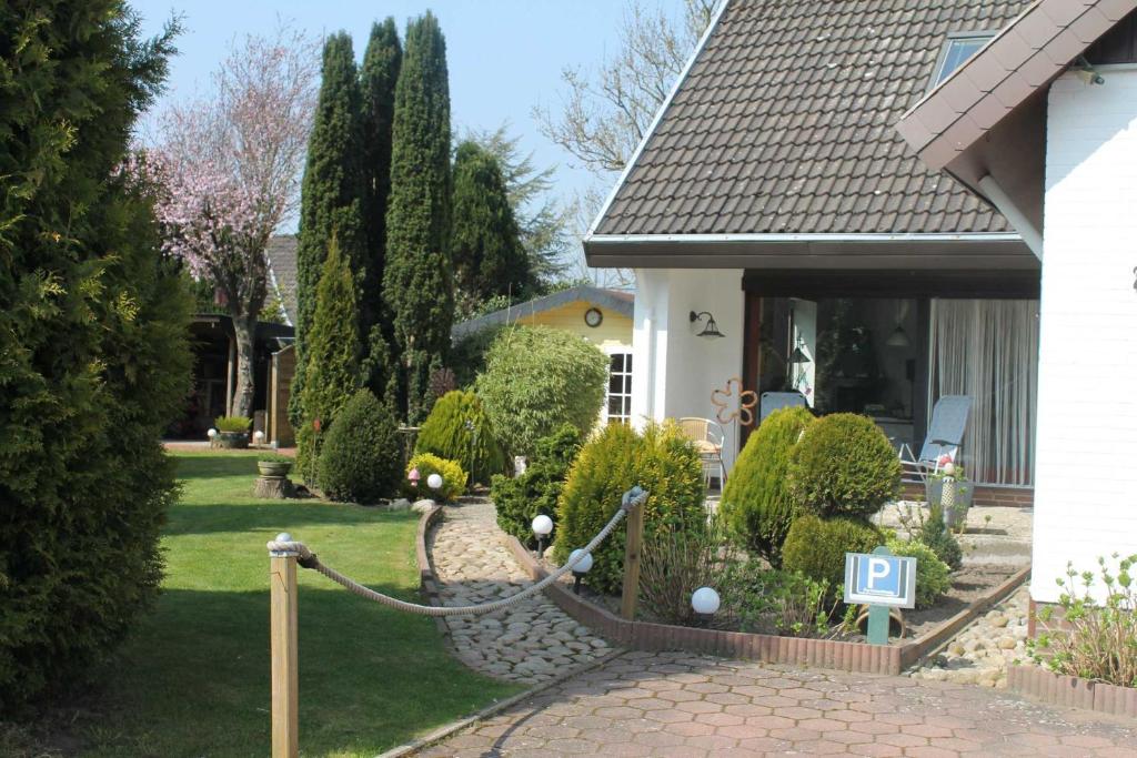 a house with a yard with a fence with a yard at Ferienwohnung Thiessen in Silberstedt