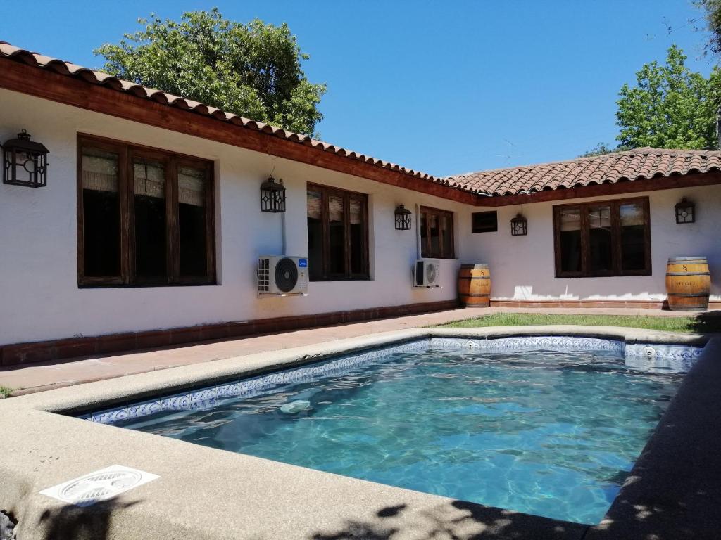 a swimming pool in front of a house at Tierra y Vino a metros de plaza casino y museo Colchagua in Santa Cruz