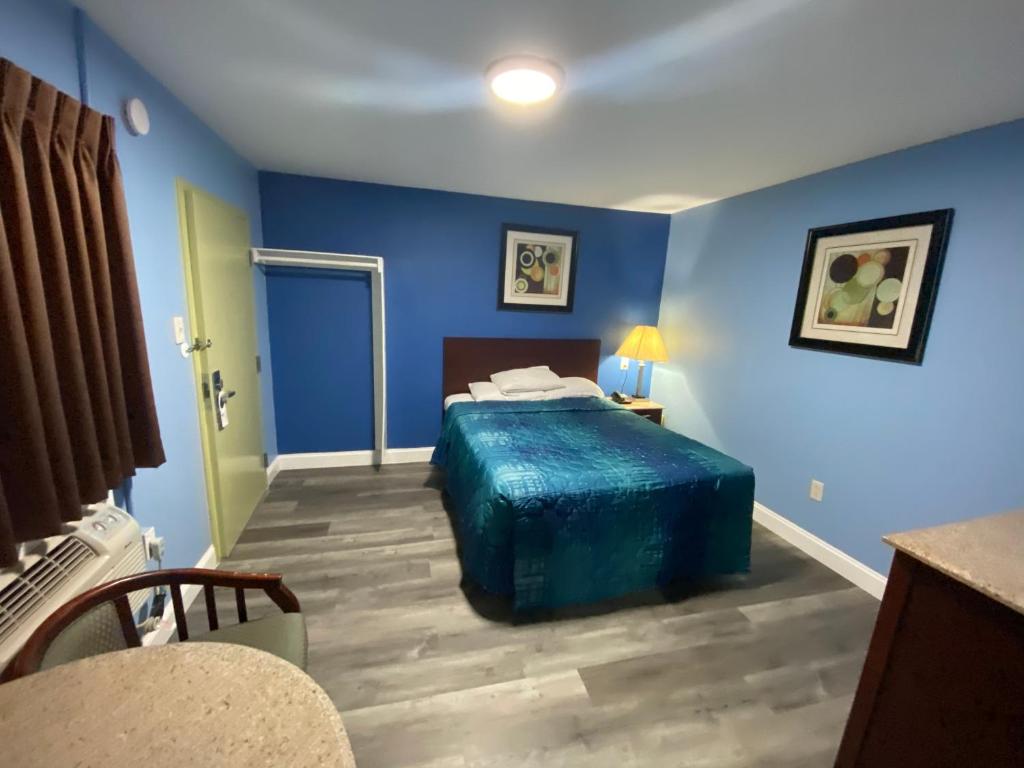 Postel nebo postele na pokoji v ubytování Red Carpet Inn & Suites Wrightstown