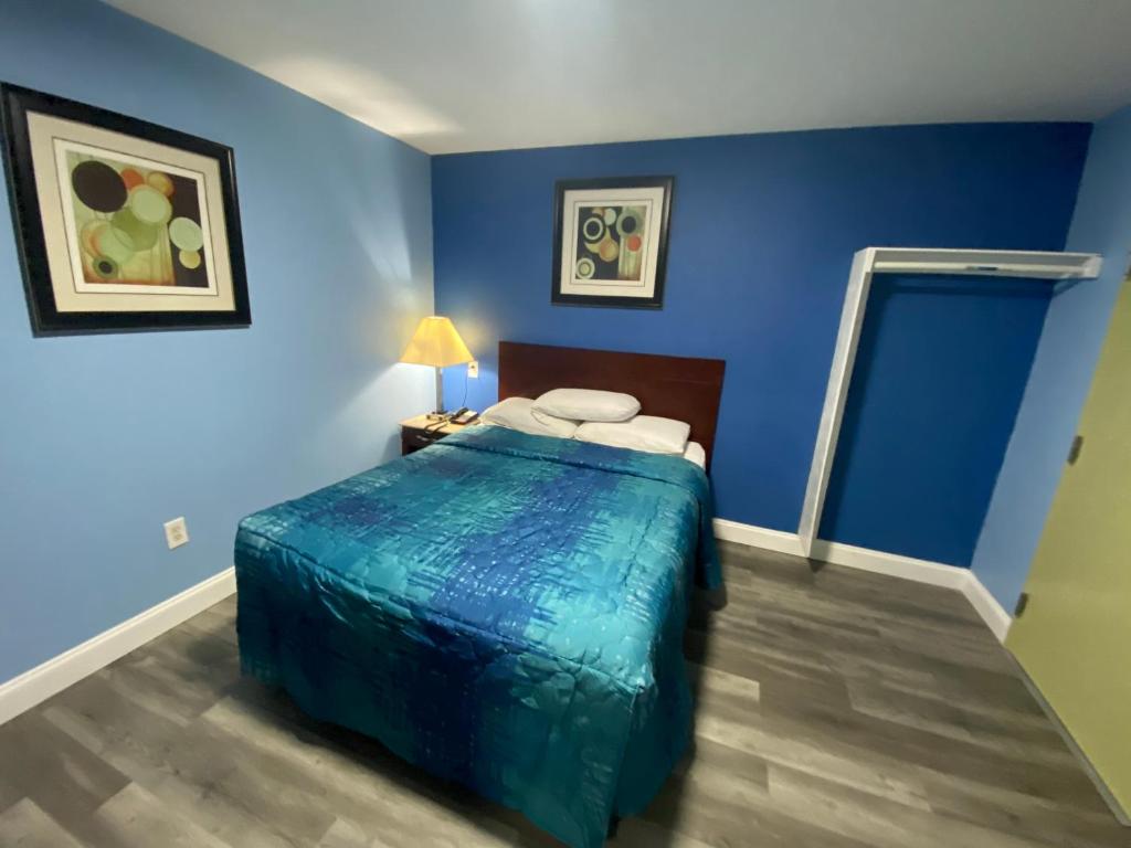 Postel nebo postele na pokoji v ubytování Red Carpet Inn & Suites Wrightstown