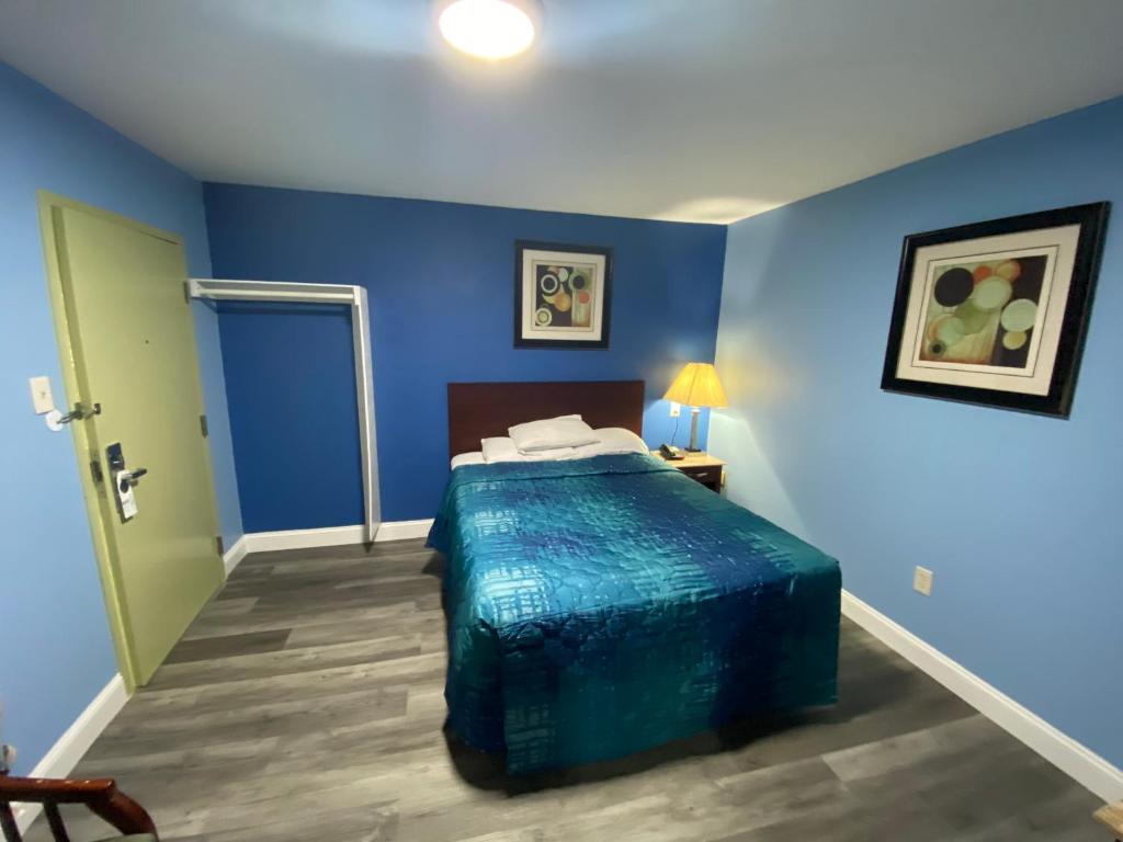 Postel nebo postele na pokoji v ubytování Red Carpet Inn & Suites Wrightstown