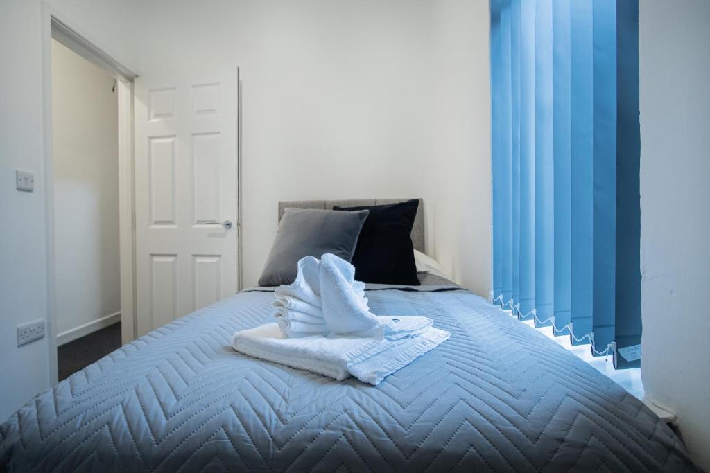 - un lit avec un tas de serviettes dans l'établissement Corpa Heights, à Newport
