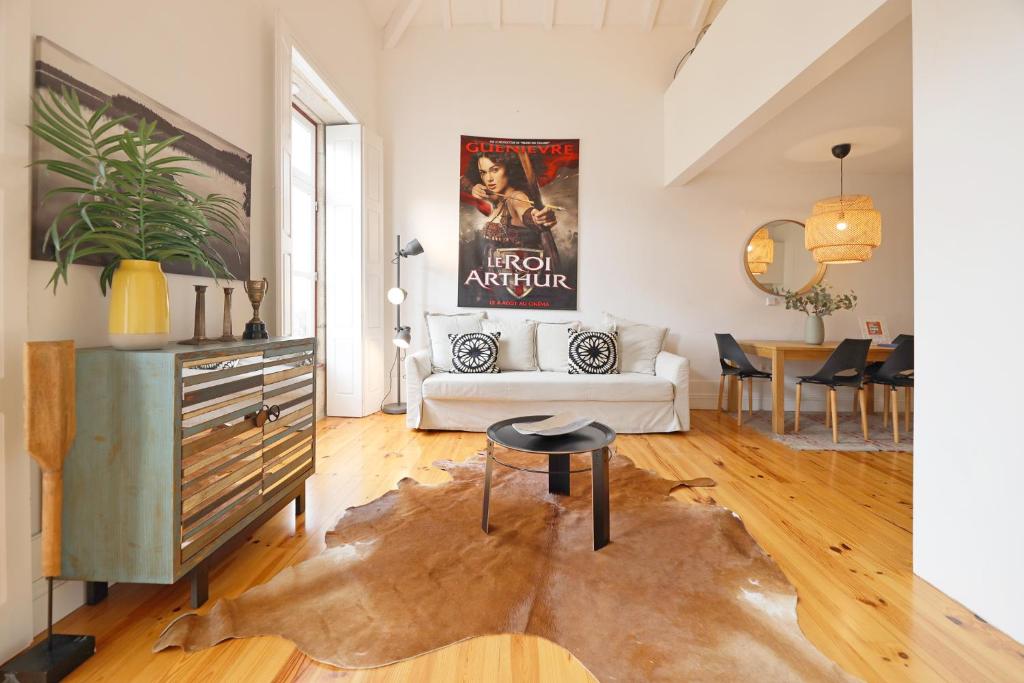 sala de estar con sofá y mesa en FLH Aliados Loft, en Oporto