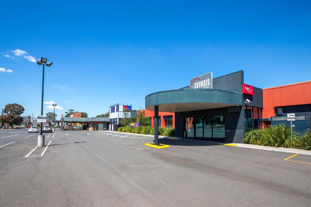 Nightcap at Skyways Hotel - Resim 26