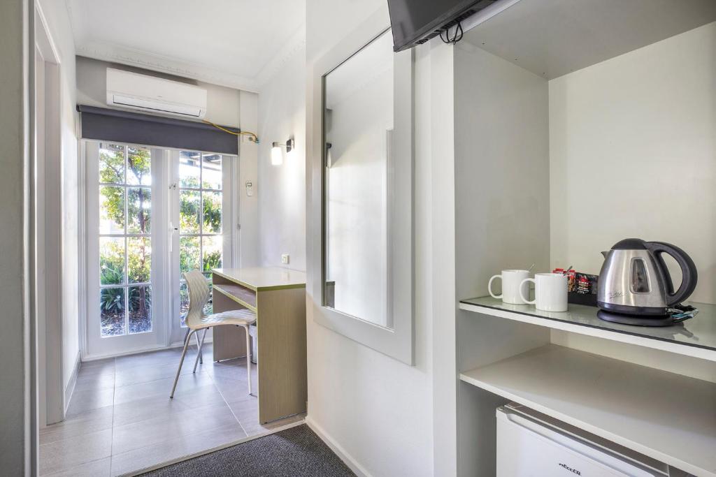 Nightcap at Skyways Hotel - Resim 28