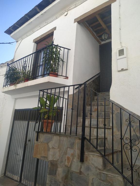 Casa blanca con escalera y 2 balcones en CASA RURAL AGUA AGRIA, en Pórtugos