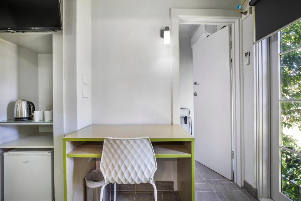 Nightcap at Skyways Hotel - Resim 31