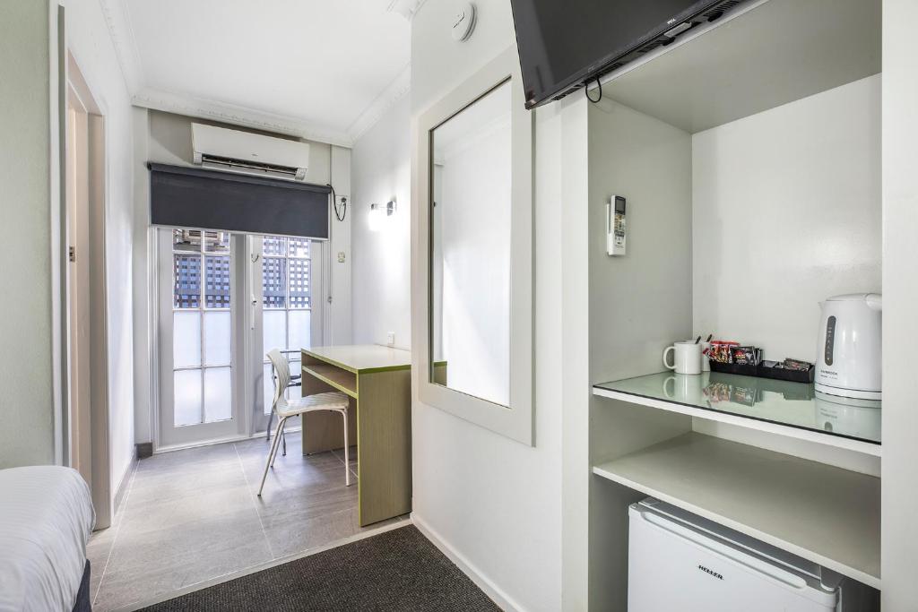 Nightcap at Skyways Hotel - Resim 33