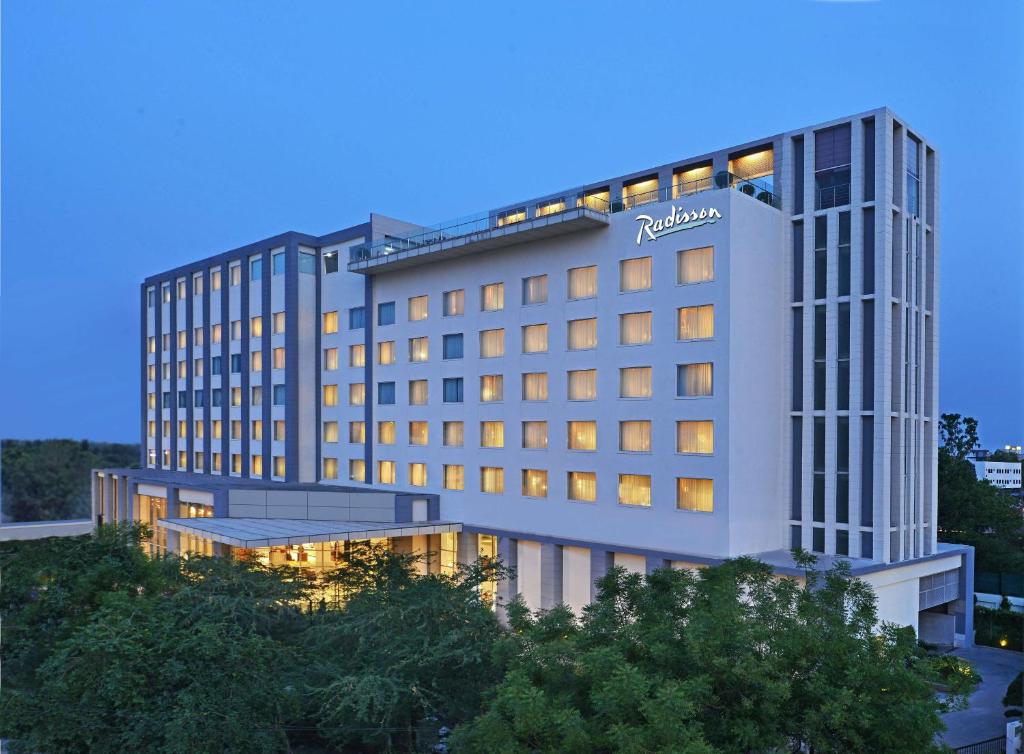 d'un bâtiment d'hôtel au crépuscule dans l'établissement Radisson Hotel Agra, à Agra