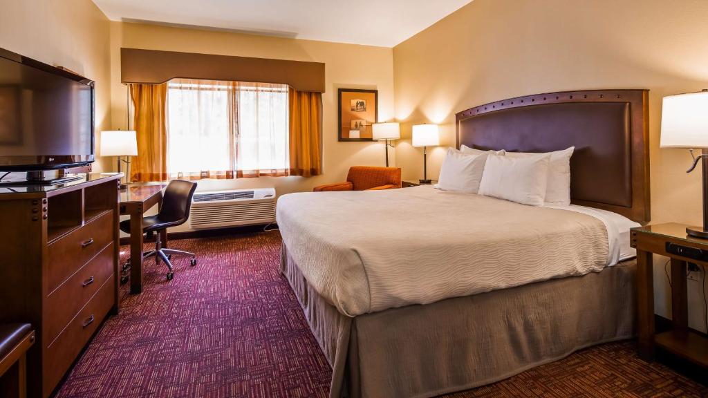 Postel nebo postele na pokoji v ubytování Best Western Plus Inn of Williams