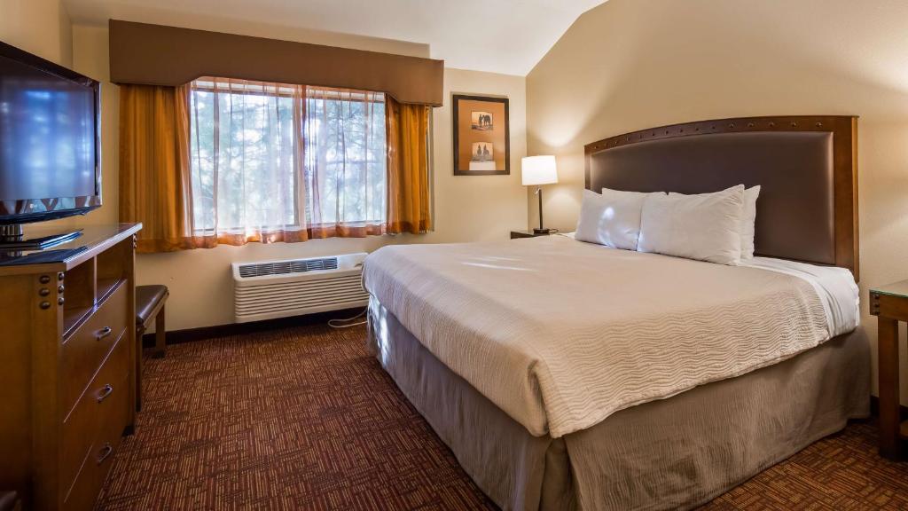 Postel nebo postele na pokoji v ubytování Best Western Plus Inn of Williams