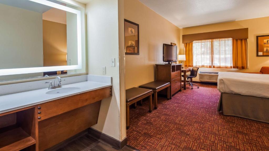 Postel nebo postele na pokoji v ubytování Best Western Plus Inn of Williams