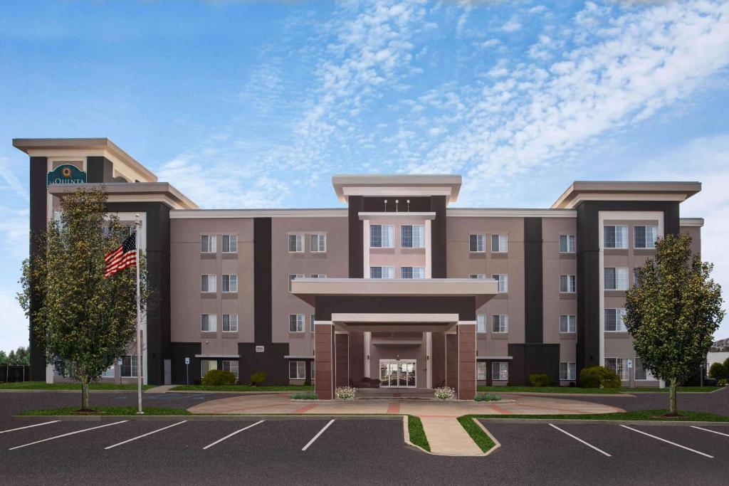 a rendering of a hotel with a parking lot at La Quinta by Wyndham Columbus - Edinburgh in Columbus