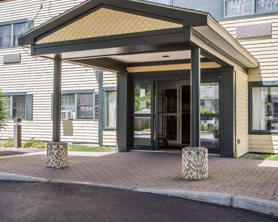 a building with awning in front of a building at Hotel 44 North Freeport Brunswick in Freeport