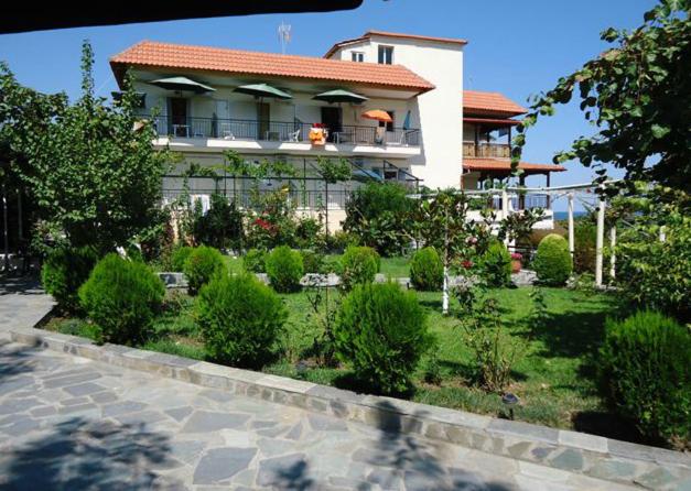 una casa con un jardín delante de ella en Harilaos Beach, en Plaka Litóchoro