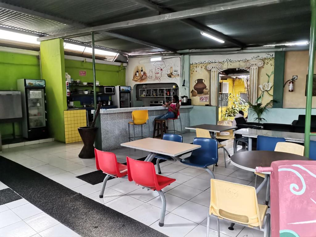 ein Esszimmer mit Tischen und Stühlen in einem Restaurant in der Unterkunft Chambres en Ville in David