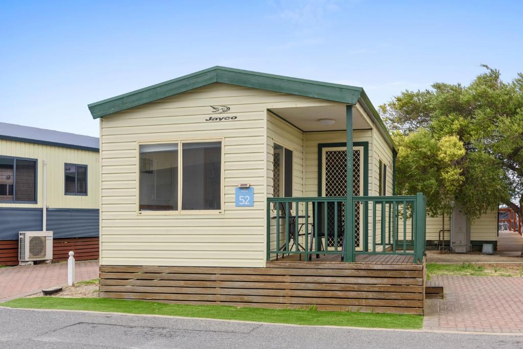 
Standard 2 Bedroom Cabin - Sleeps 6
