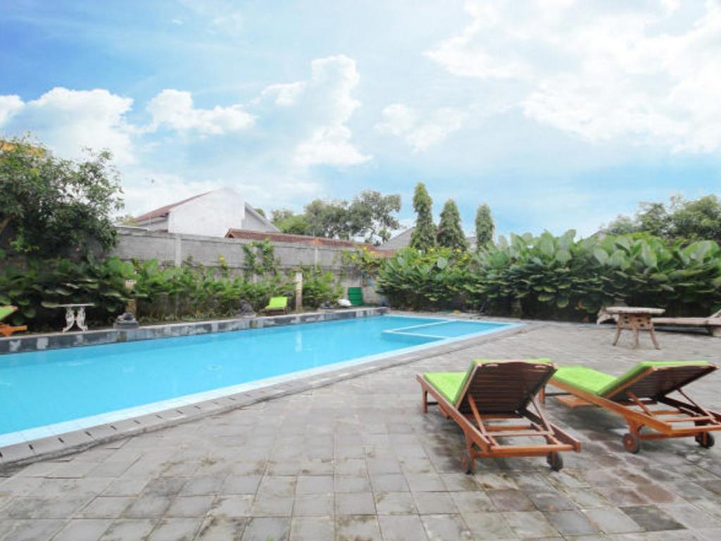 Bazén v ubytování Alam Jogja Resort Mitra RedDoorz nebo v jeho okolí
