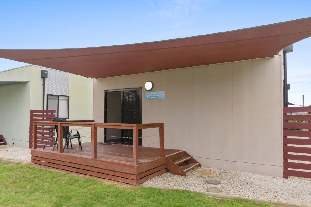 
Deluxe 3 Bedroom Beach Cabin - Sleeps 6
