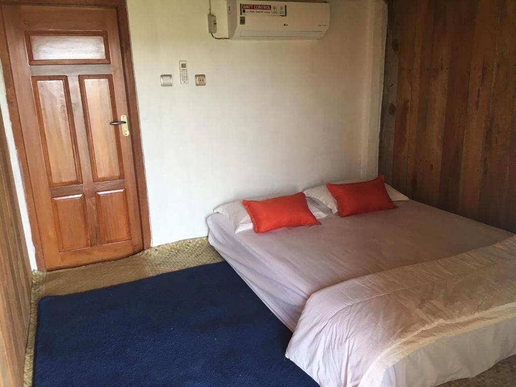 Postel nebo postele na pokoji v ubytování Morinda Villa and Resto